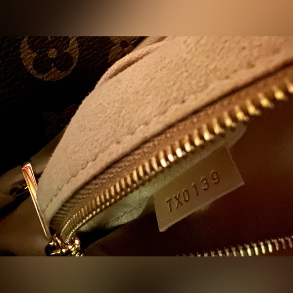 Louis Vuitton Artsy MM - Picture 12 of 16